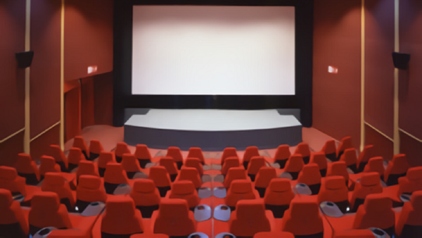 巨大スクリーンと特別なシートのある映画館 2020年 配信とインテリアと実話の映画